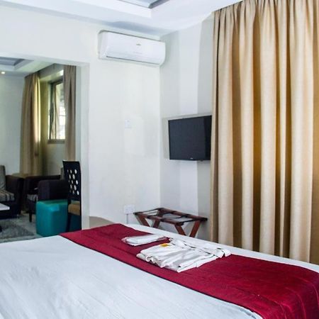 Glee Hotel Aliayabiagba Exteriör bild
