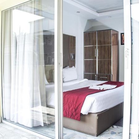 Glee Hotel Aliayabiagba Exteriör bild