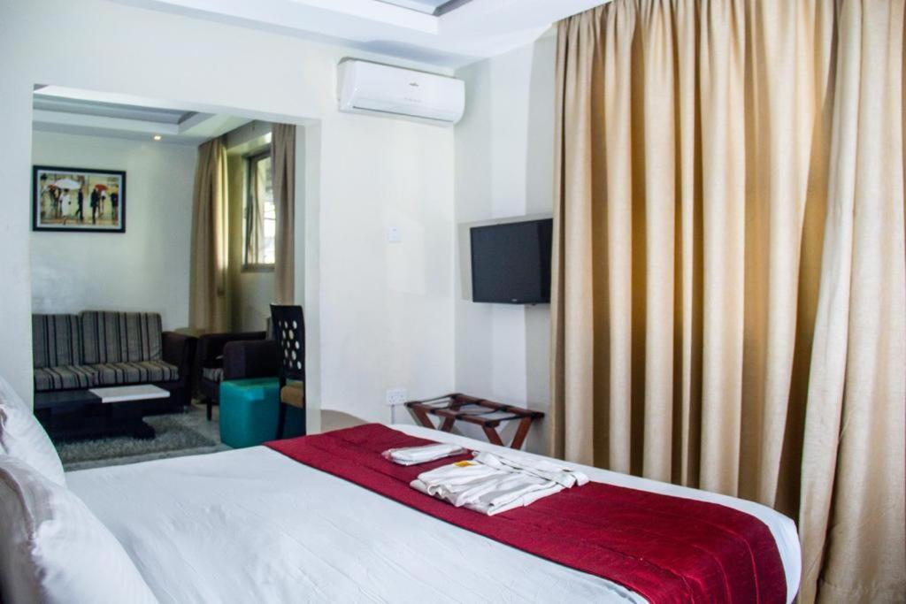 Glee Hotel Aliayabiagba Exteriör bild