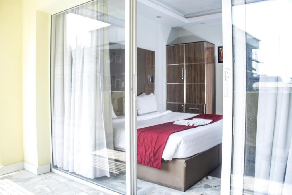 Glee Hotel Aliayabiagba Exteriör bild