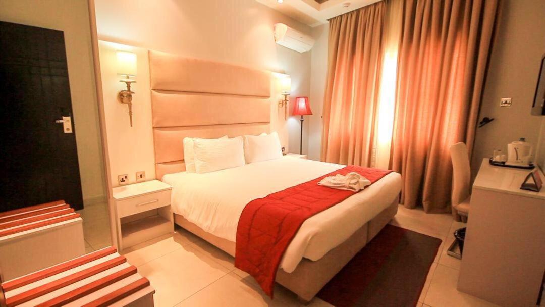 Glee Hotel Aliayabiagba Exteriör bild