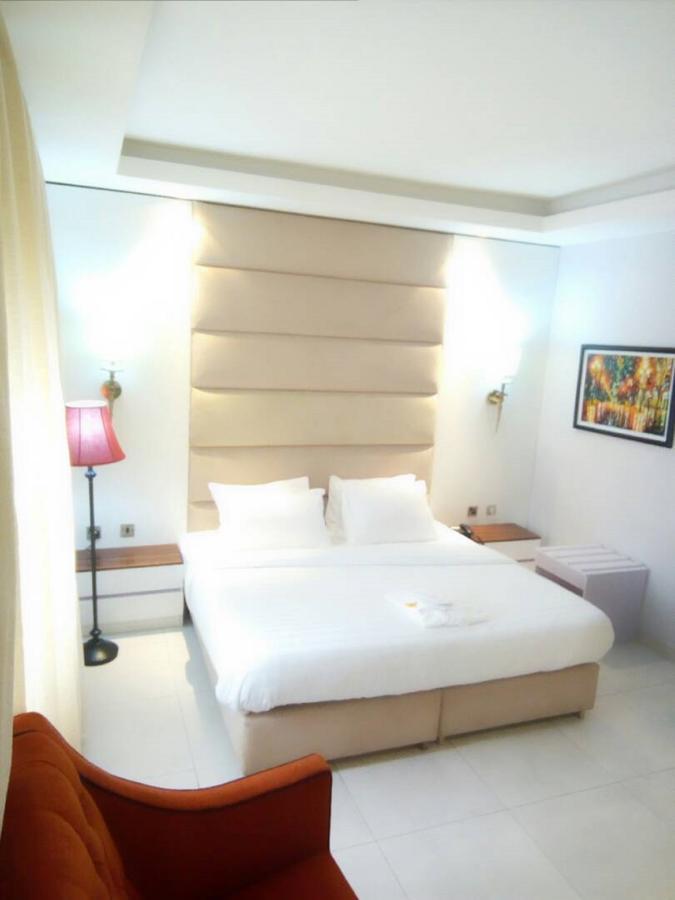 Glee Hotel Aliayabiagba Exteriör bild