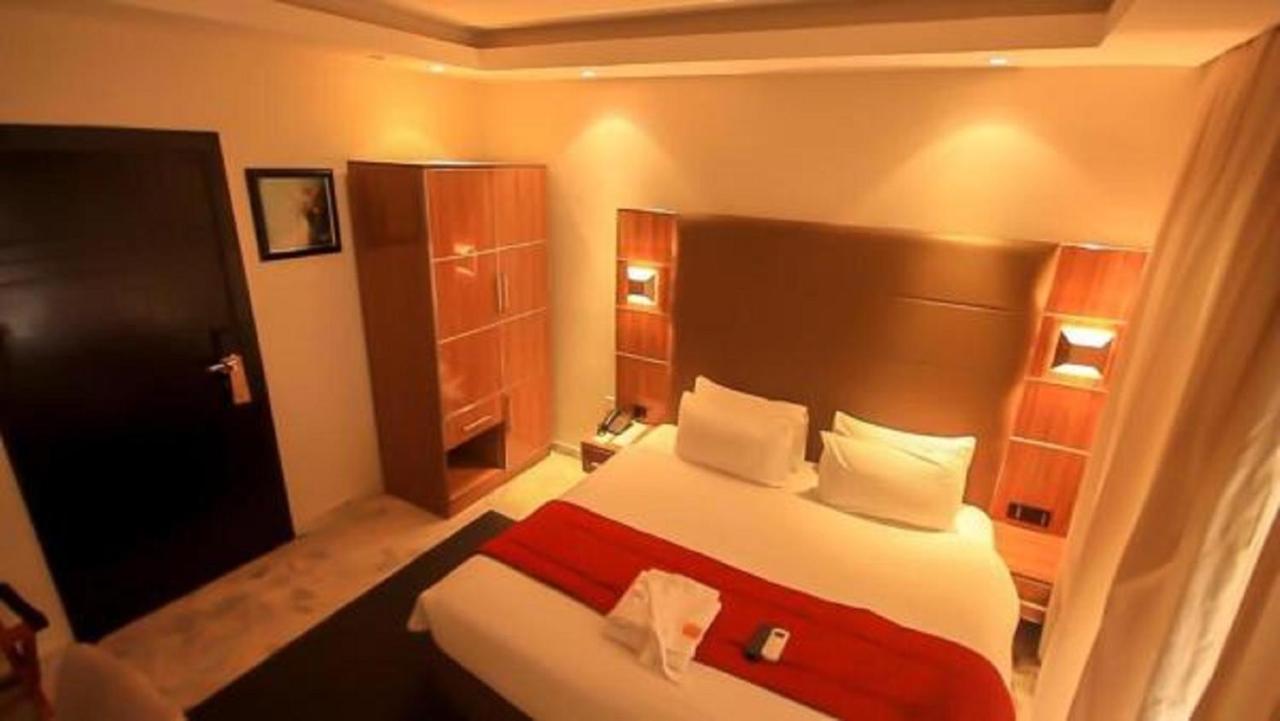 Glee Hotel Aliayabiagba Exteriör bild