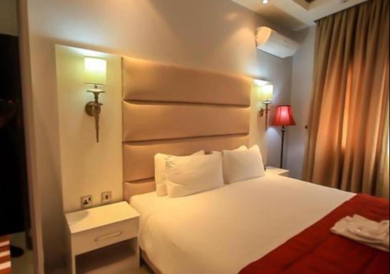 Glee Hotel Aliayabiagba Exteriör bild