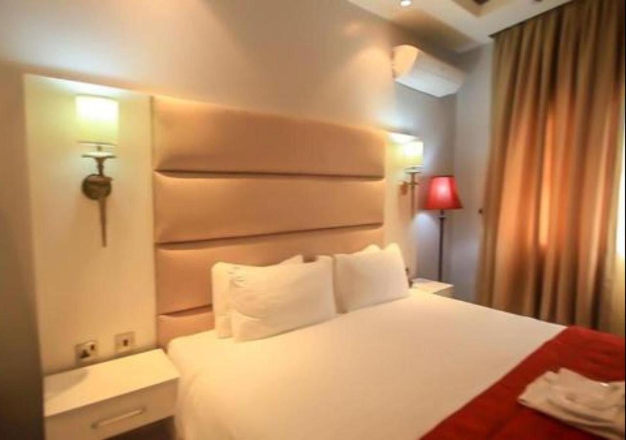 Glee Hotel Aliayabiagba Exteriör bild