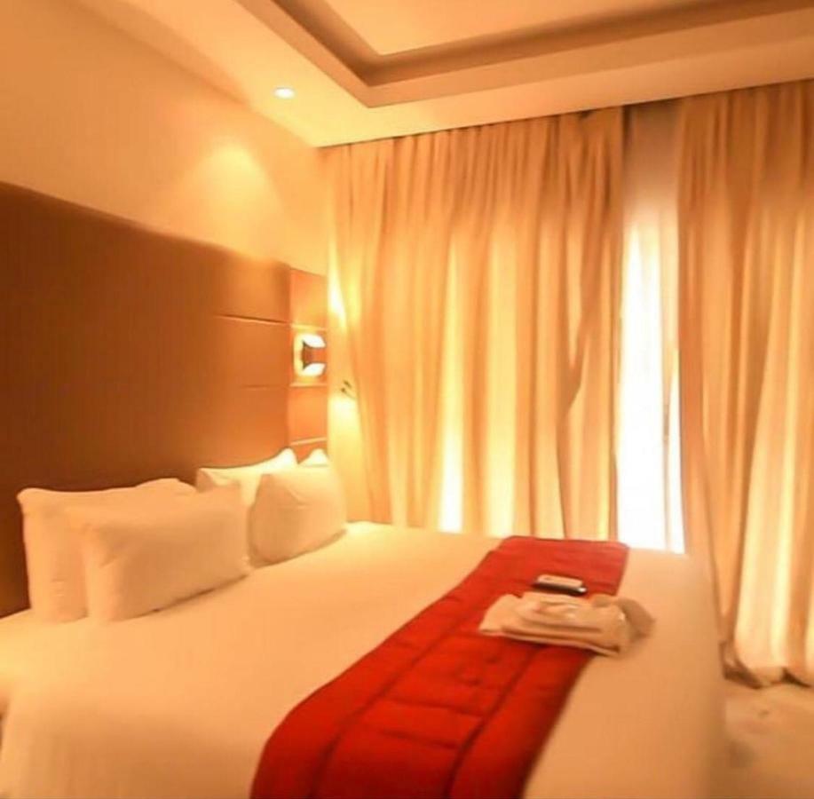 Glee Hotel Aliayabiagba Exteriör bild