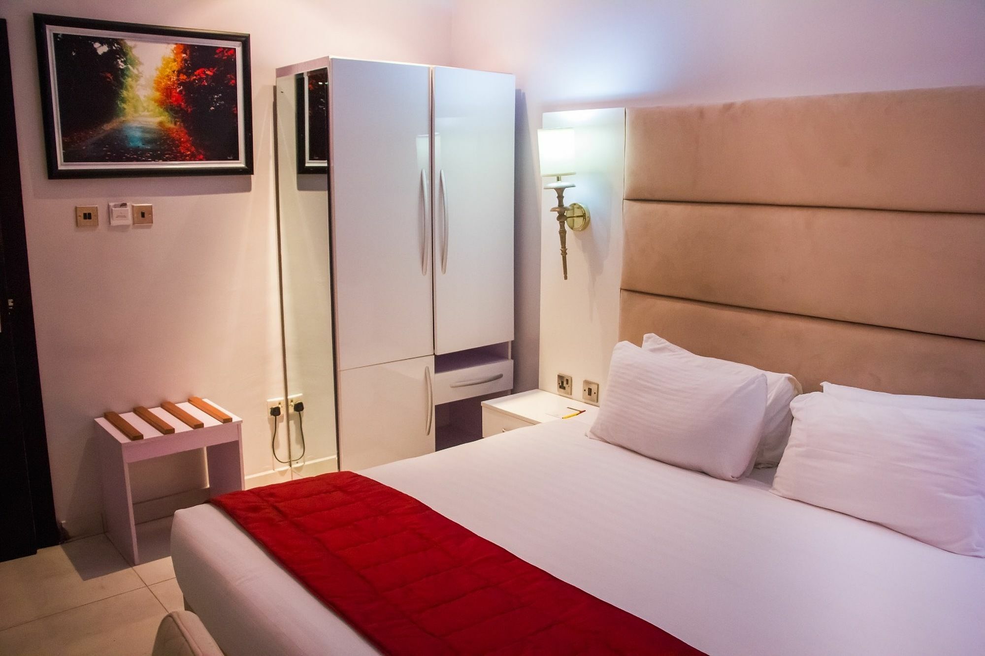 Glee Hotel Aliayabiagba Exteriör bild