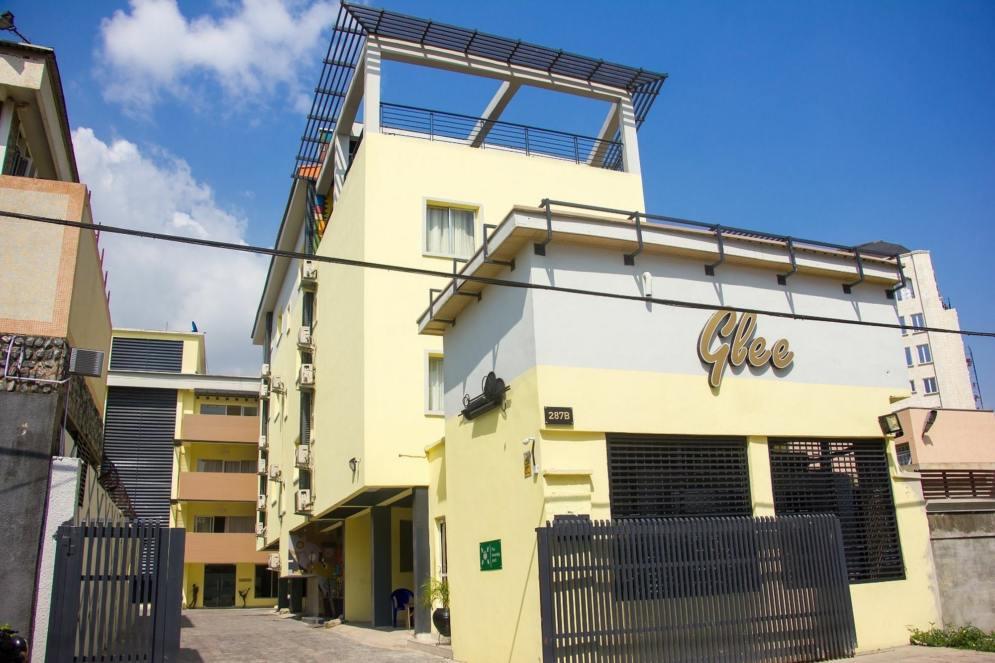 Glee Hotel Aliayabiagba Exteriör bild